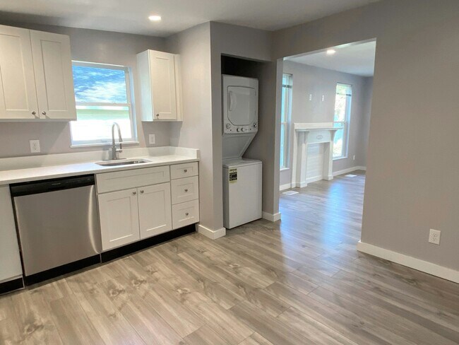 Building Photo - 103 W 54th St