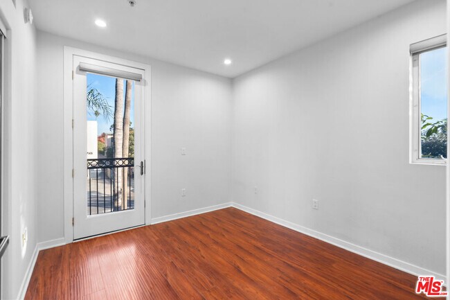 Building Photo - 1401 S St Andrews Pl