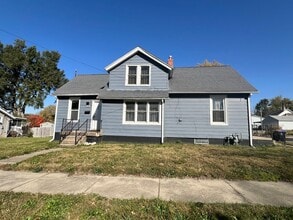 Building Photo - Charming 3-Bedroom Home with Den on Spacio...