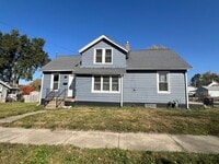 Building Photo - Charming 3-Bedroom Home with Den on Spacio...