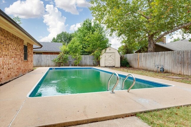 Building Photo - 2508 NE Turtle Creek Dr