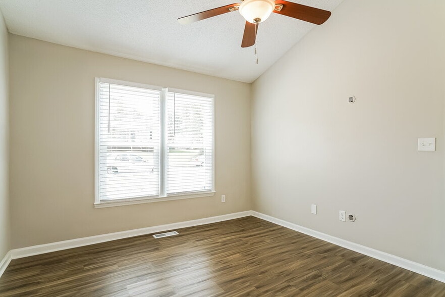 Building Photo - 1024 Holly Pointe Dr