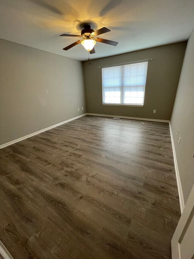 Building Photo - 4 bed/ 2 bath townhouse
