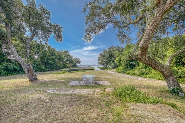 Building Photo - 4811 Soundside Dr