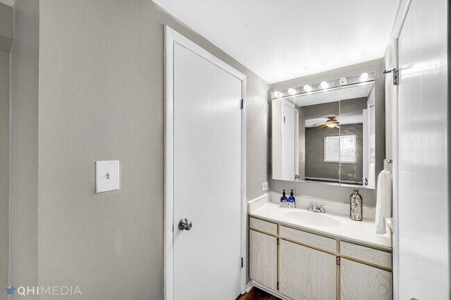 Building Photo - 6340 Americana Dr