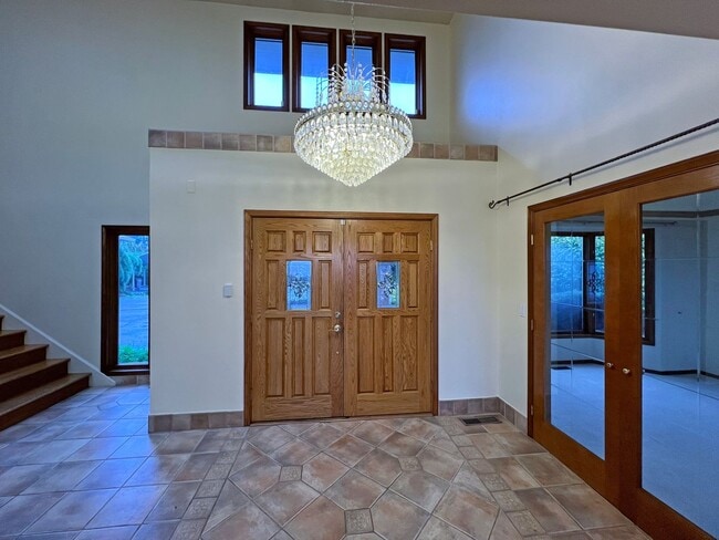 Building Photo - Gated Sound view home Des Moines area, 4 bed plus den 2.5 bath 3900 s/f, Available NOW!!!