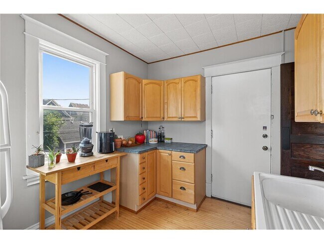 Building Photo - 722 Grand Ave