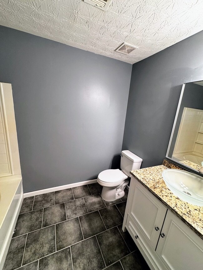 Building Photo - Spacious and cozy 3BR/2.5 bath townhome in...