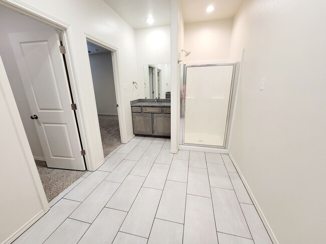 Building Photo - Stunning 3 Bedroom Townhome in Frenship School District