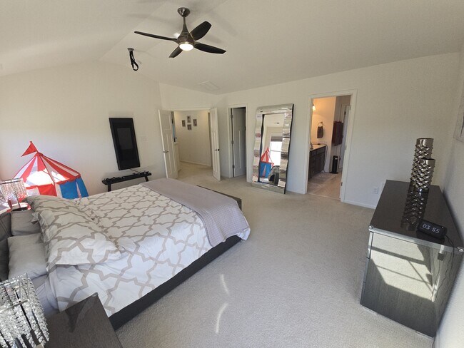 Building Photo - 1129 Flower St