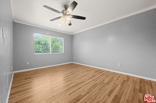 Building Photo - 12801 Moorpark St