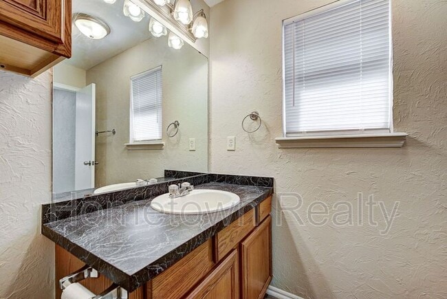 Building Photo - 1704 Tudor Dr