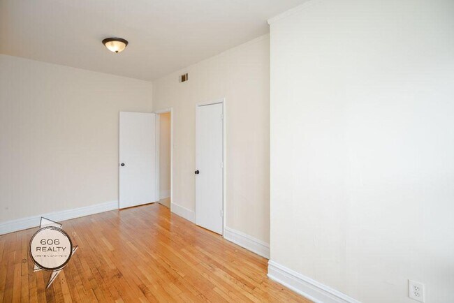 Building Photo - Marquette Park Apartment! SPECIAL OFFER