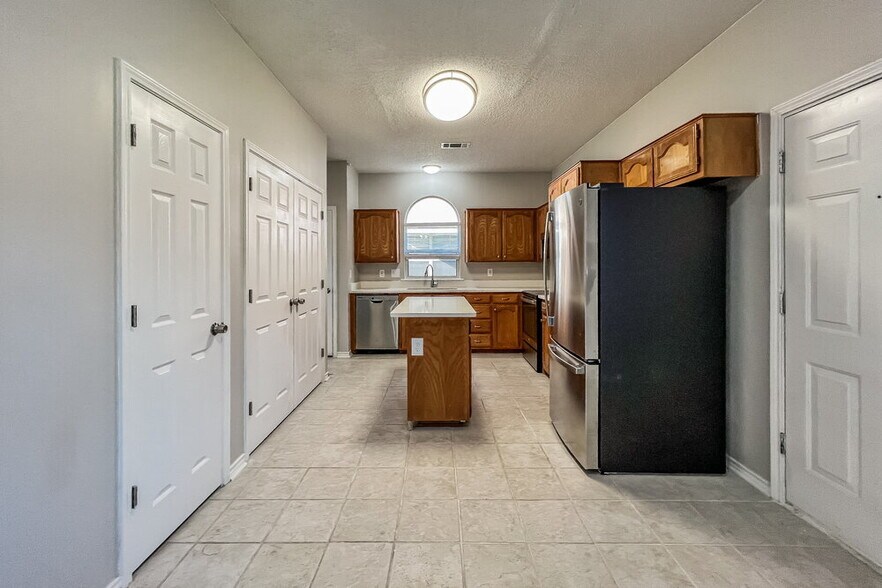 Building Photo - 6902 Graham Dr