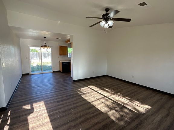 Building Photo - Charming Home
