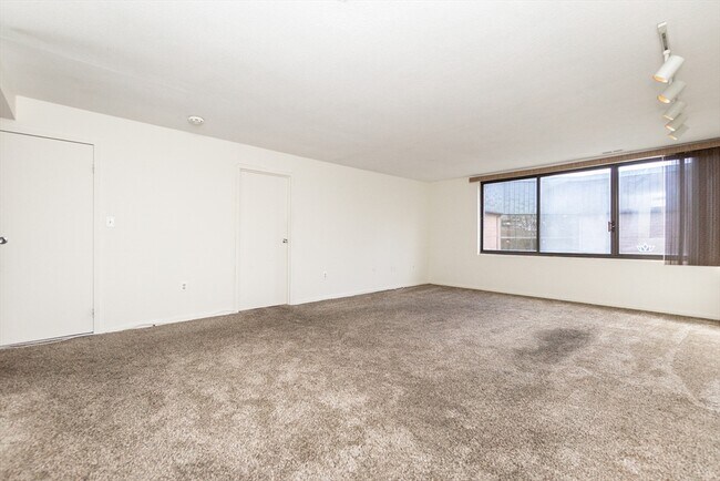 Building Photo - 404 Paradise Rd