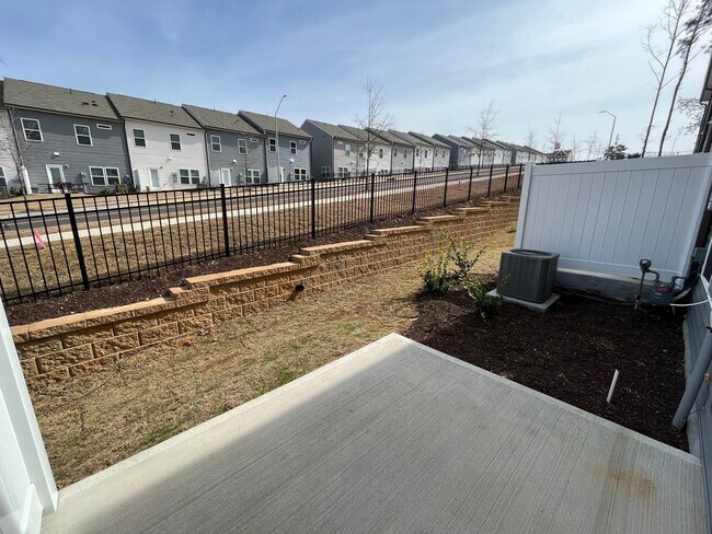 Building Photo - **OFFERING REFUNDABLE APPLICATION FEES & $100 MOVE IN PROMOTION** Stunning 3BD, 2.5BA Raleigh Tow...