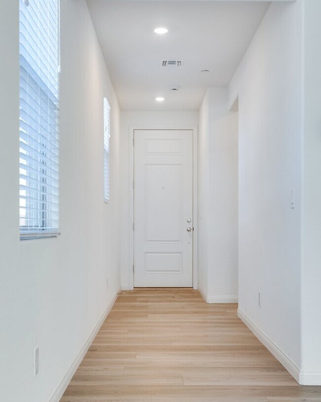 Building Photo - Highly upgraded, spacious, 4 bedroom home ...