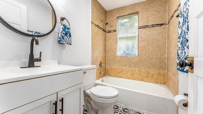 Building Photo - 912 E Carolina Ave