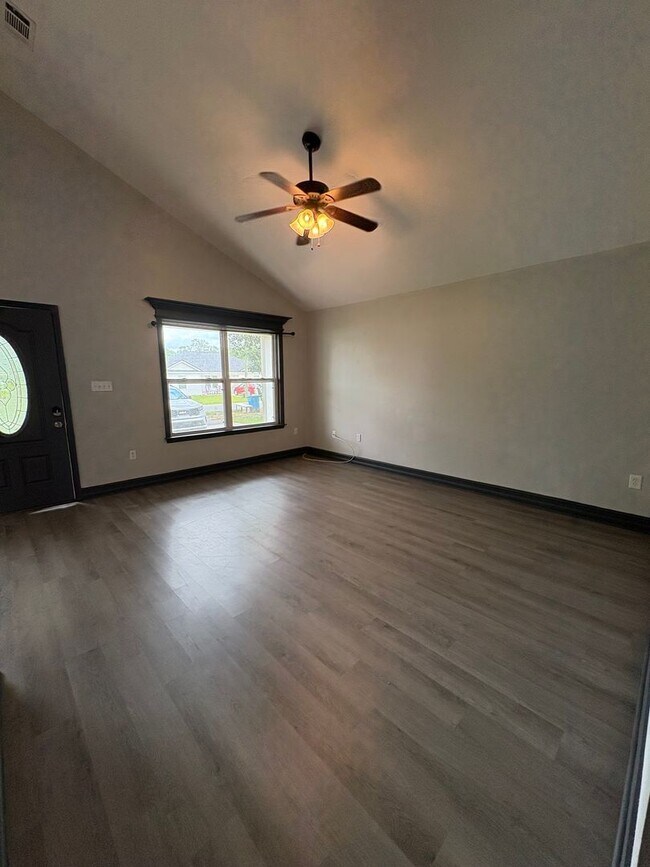 Building Photo - 3-Bedroom Available Now!