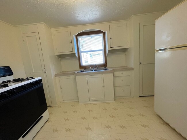 Building Photo - Located in Portales!! Cozy 1 bed!