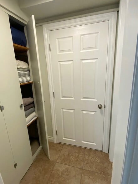 Building Photo - 1032 Meadowbrook Dr