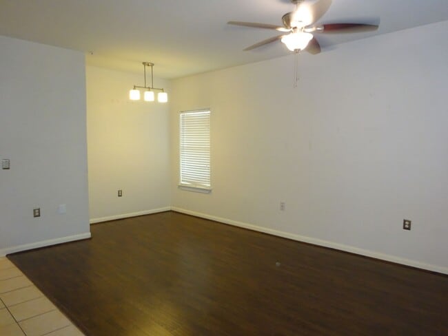 Building Photo - For Lease 1st Floor Unit | 2 Bed, 1 Bath | 860 Sq Ft | Southland Terrace Community |