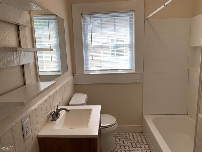 Building Photo - 428 Northside Dr