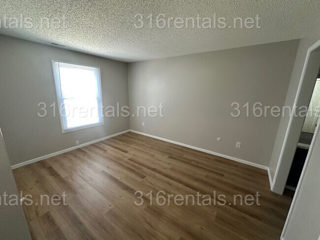 Building Photo - $925- 2 bedroom 1 bath - Apartment located in Riverside