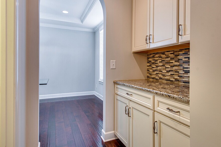 Building Photo - 9810 Glenmore Ln