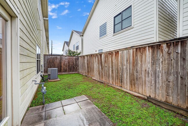 Building Photo - 3730 Main Poplar Dr