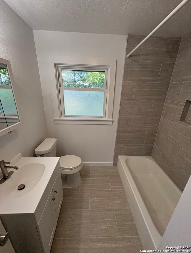 Building Photo - 355 Cresham Dr