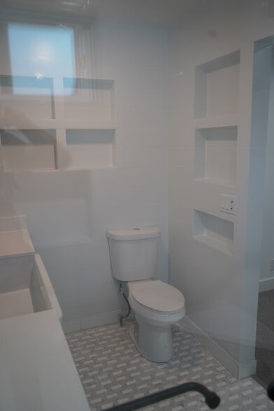 MASTER BATH 2 - 7857 Louise Ave