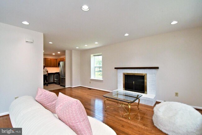 Building Photo - 2489 Hillendale Dr