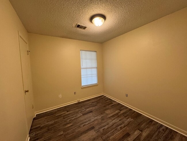 Building Photo - 3 Bed/1.5 Bath Near Fox Meadow Schools!