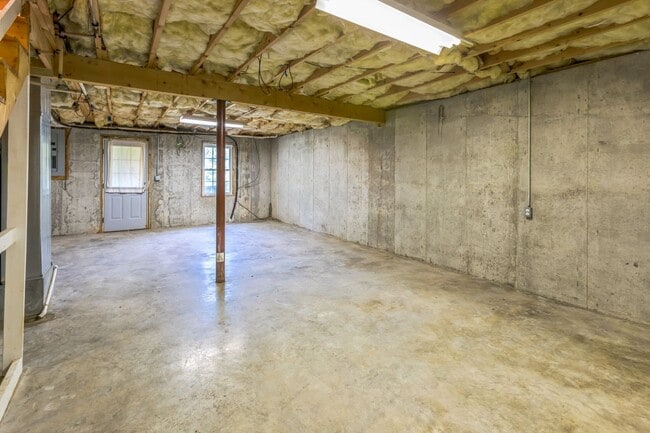 Building Photo - Newly renovated 2bd/1.5 bath end unit town...