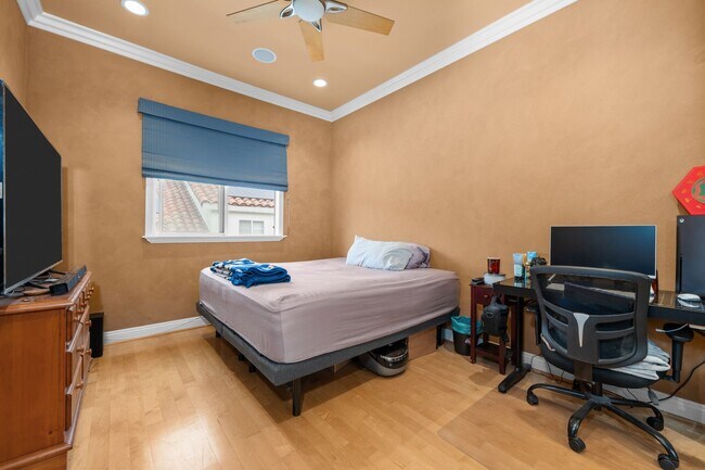 Building Photo - Expansive estate style home - 5 minute drive to SDSU!