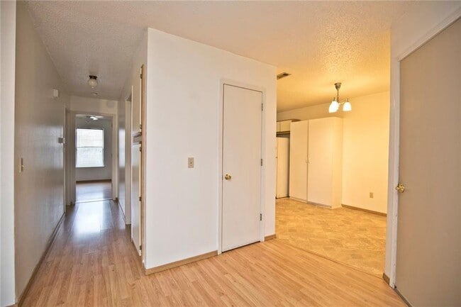 Building Photo - 5905 Sara St