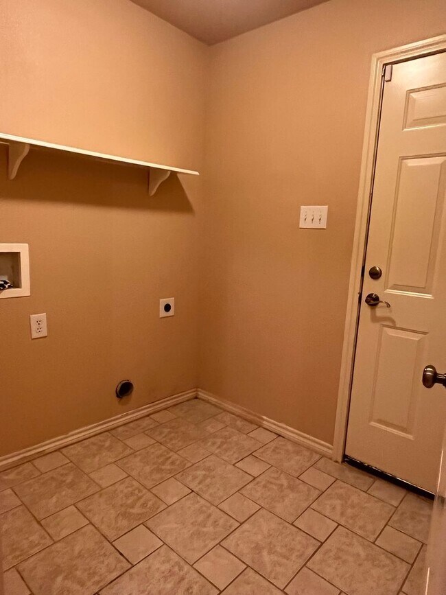 Building Photo - Gated Entry 5 bedroom, 3.5 Bath Home on 16+ Acres in Cleburne - Bring your horses and cattle!