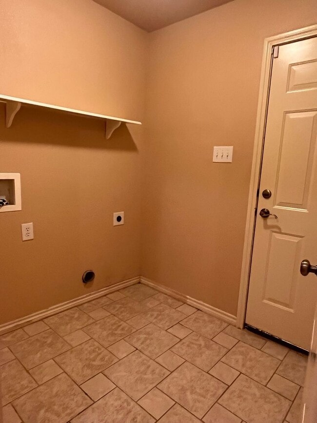 Building Photo - Gated Entry 5 bedroom, 3.5 Bath Home on 16...