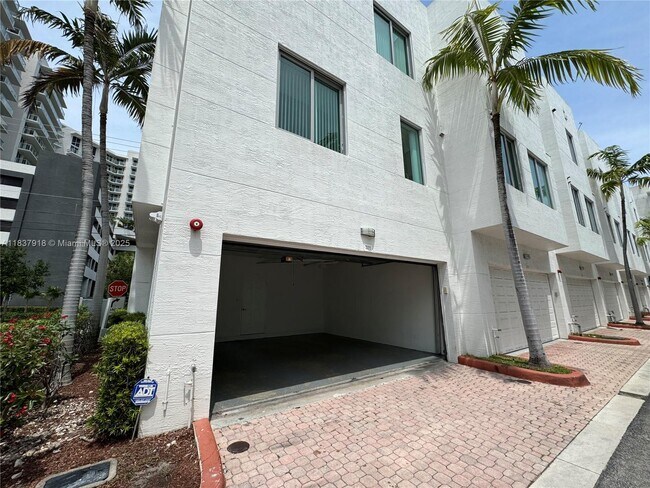 Building Photo - 2146 Van Buren St