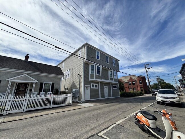 Building Photo - 603 Thames St