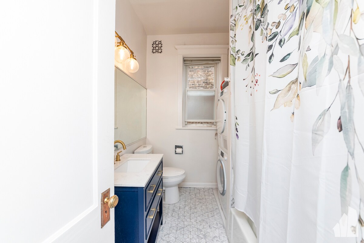 Building Photo - 842 W Waveland Ave