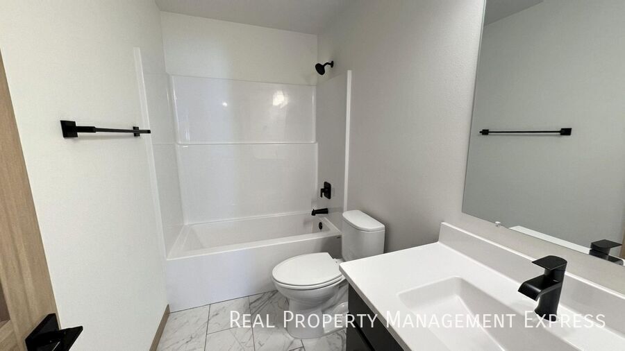 Building Photo - Modern 3 Bed, 2.5 Bath Townhome in West Sioux Falls