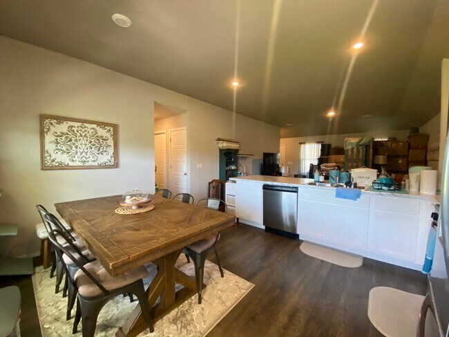 Building Photo - Discover this beautifully designed 3 bedro...