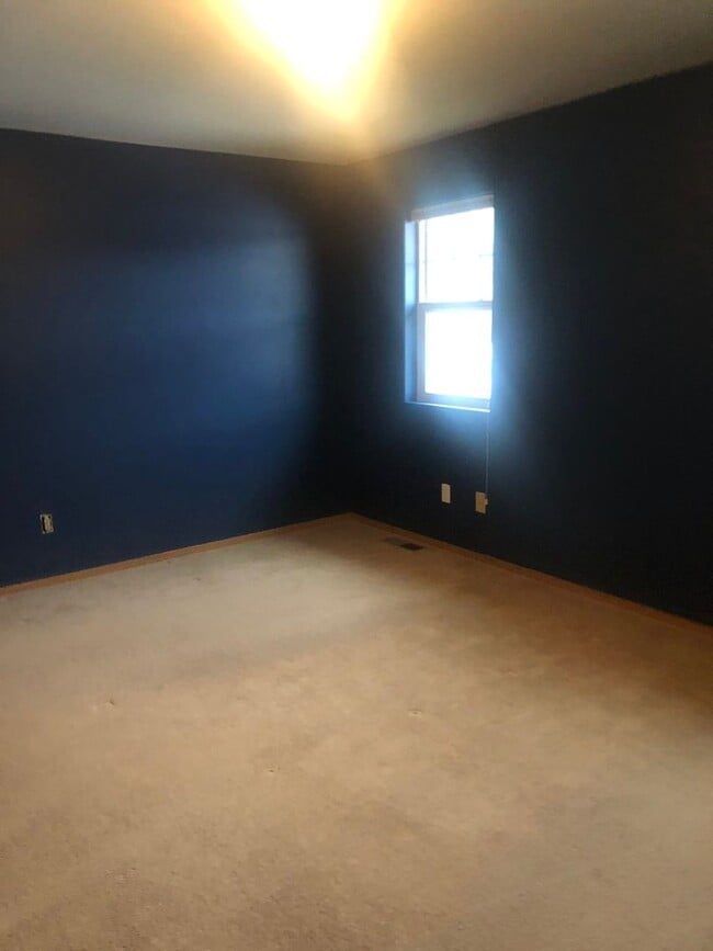 Building Photo - 3 Bedroom / 2 Bathroom Townhouse – Pet Fri...