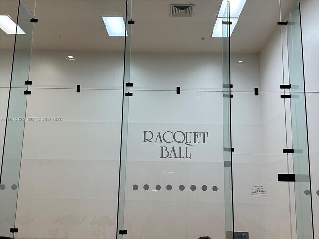 Building Photo - 16500 Collins Ave