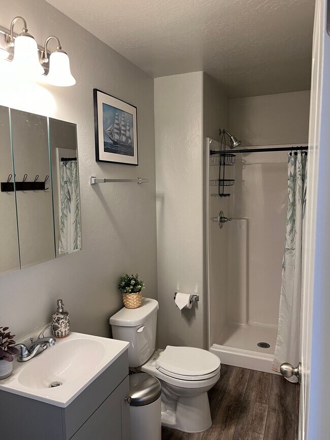 Building Photo - Cozy & Spacious Townhome for Rent