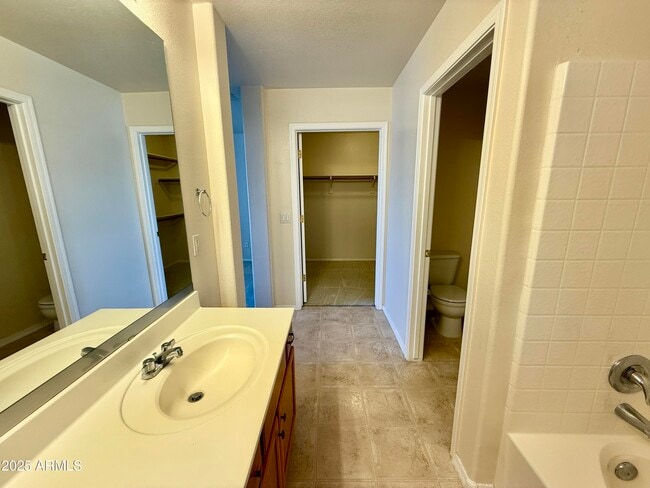 Building Photo - 8044 W Beck Ln