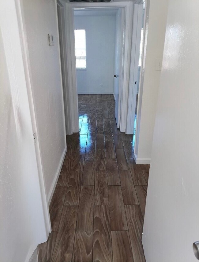 Building Photo - 6200 W Tidwell Rd